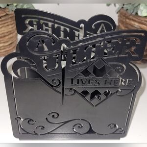 Metal Napkin Holder "A Quilter Lives Here"
